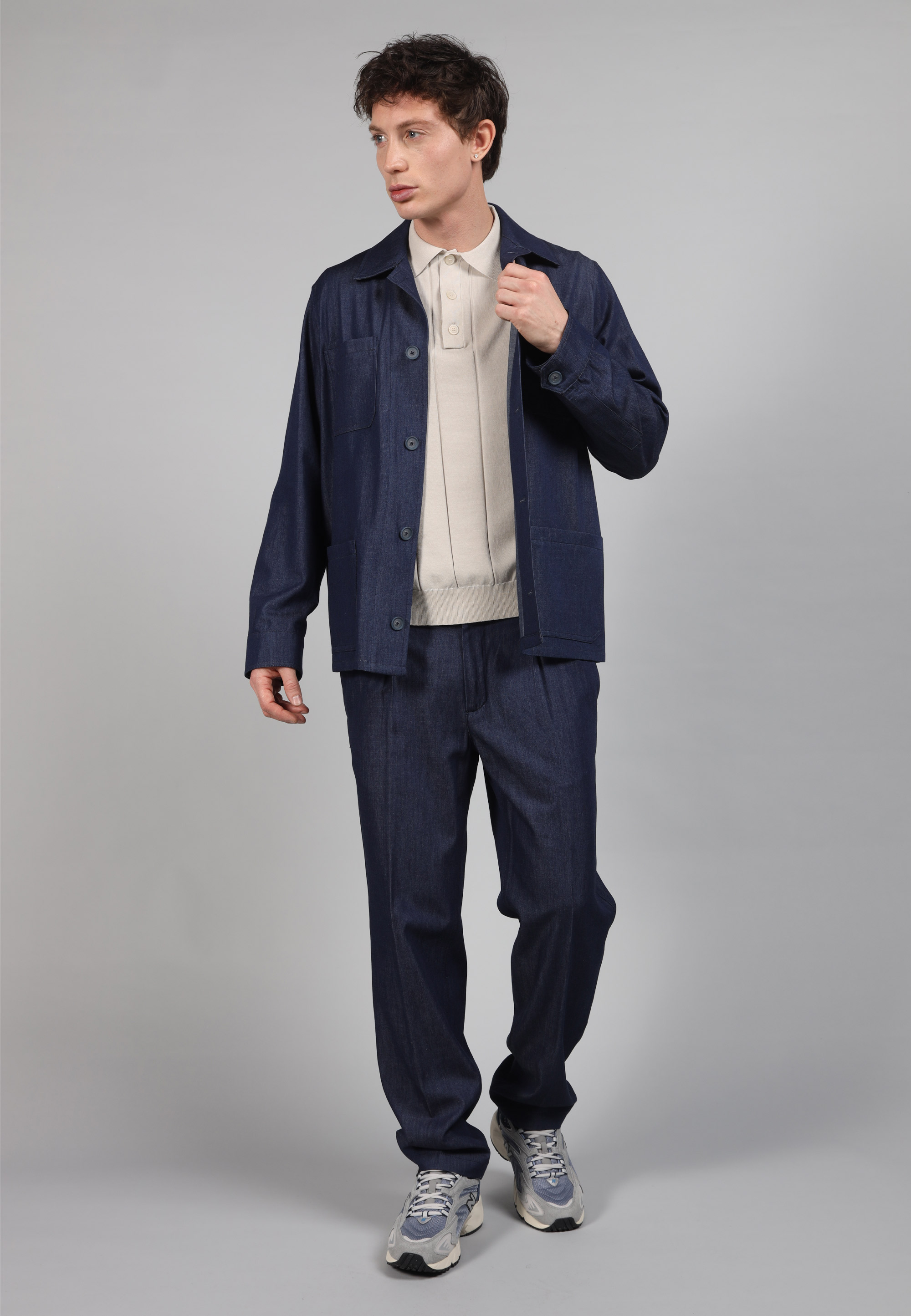 Look uomo con sneakers