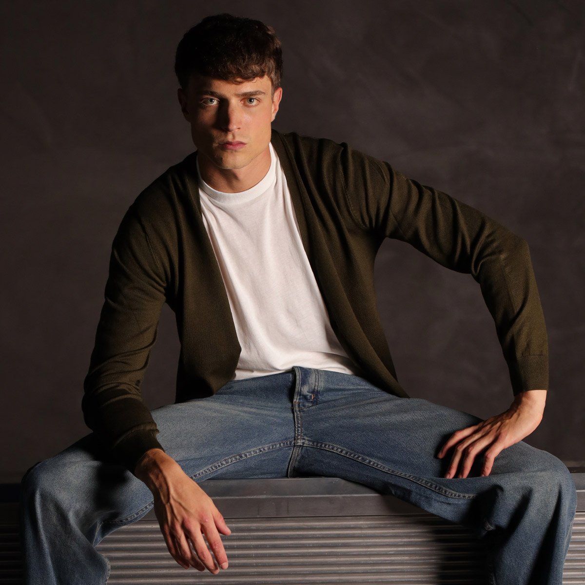 T-shirt bianca da uomo: come abbinarla in base allo stile