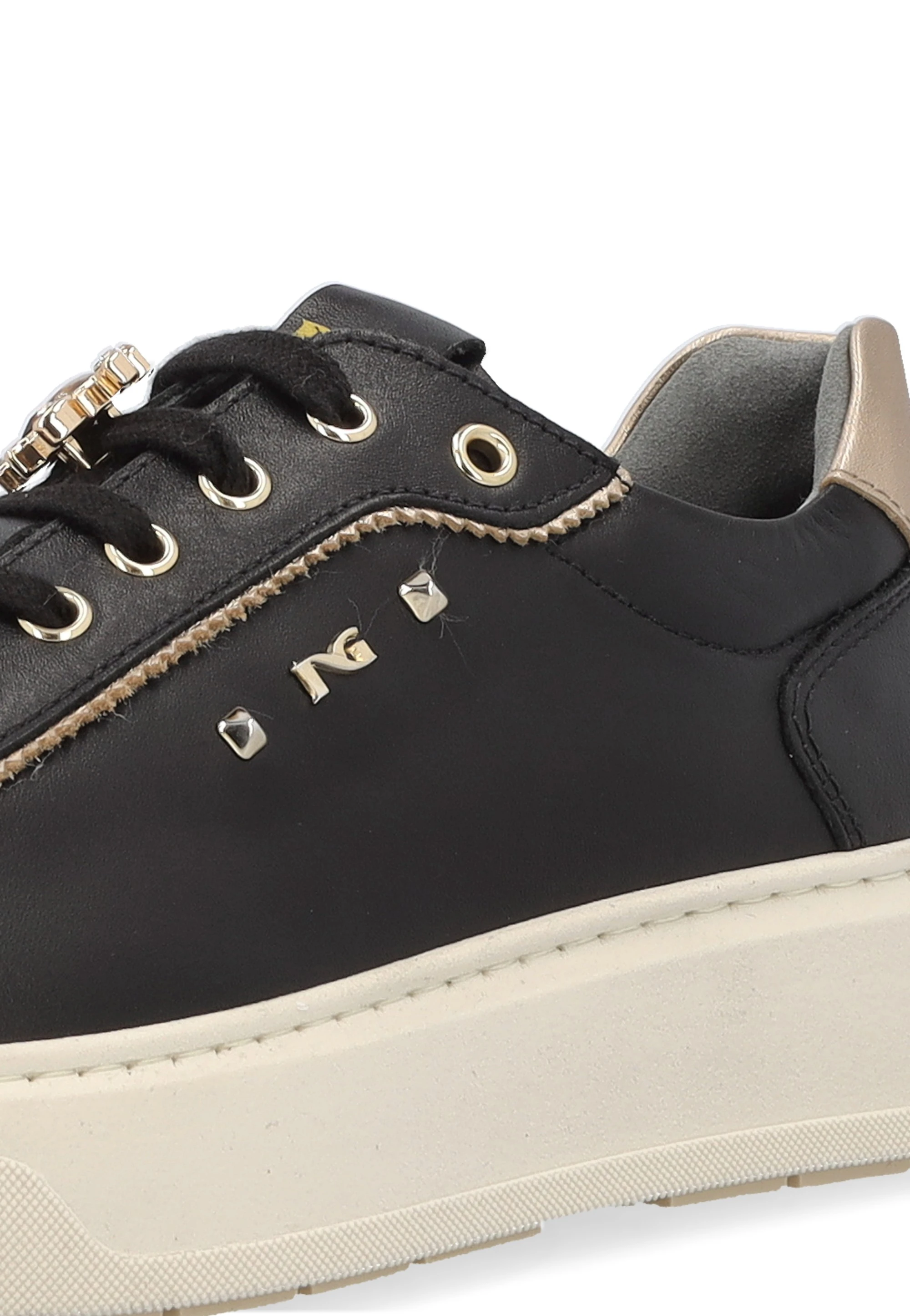 Sneakers donna NeroGiardini in pelle con dettagli oro I514170D